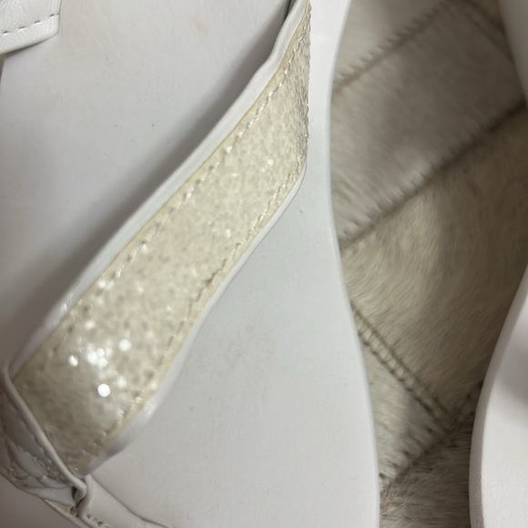 Victoria’s Secret woman’s flip flops - Picture 5 of 9